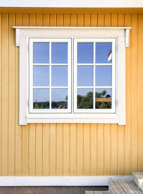 Utåtgående fönster Sverige104 i vit med wienerspröjs 