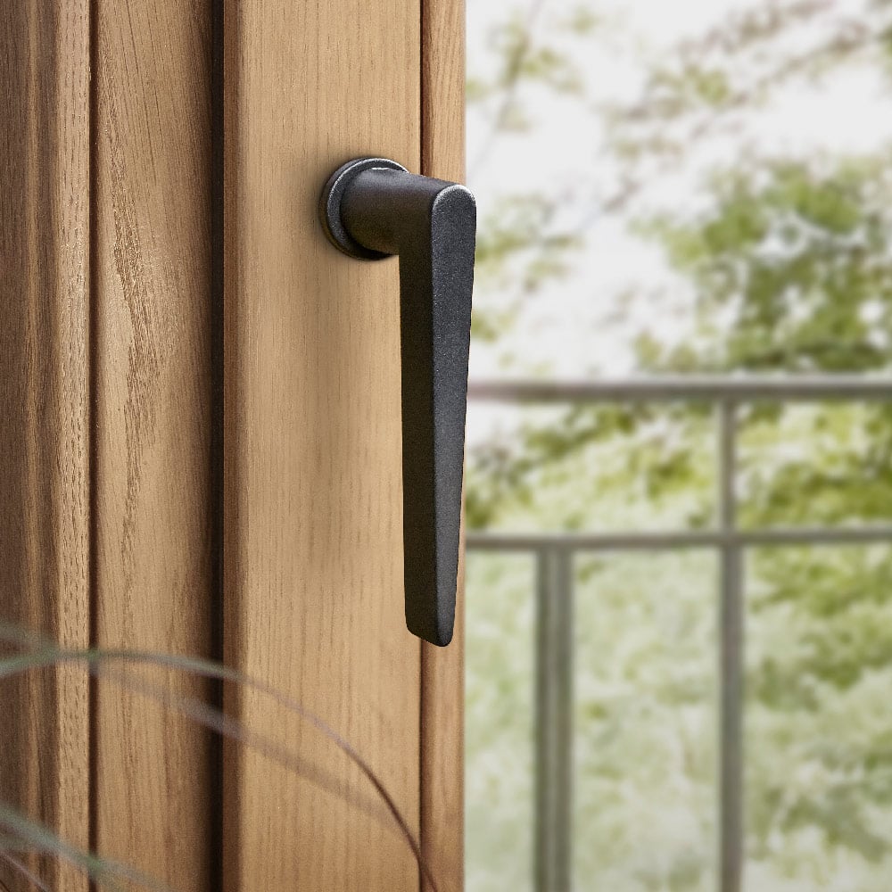 Fonster i massiv ek med plug in handtag fran fsb