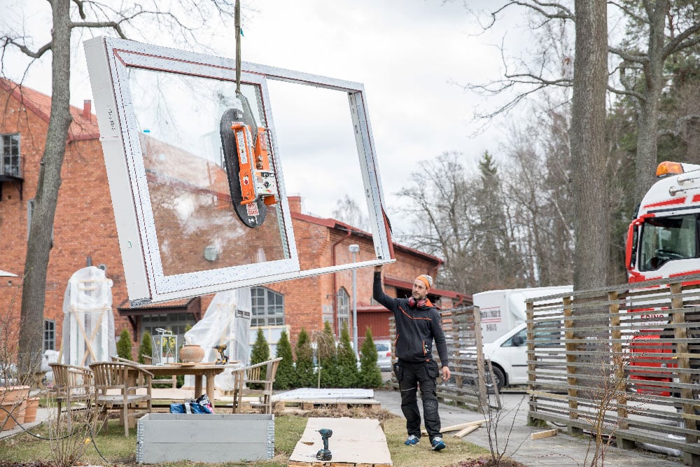 Installation of the shooting section with a crane truck