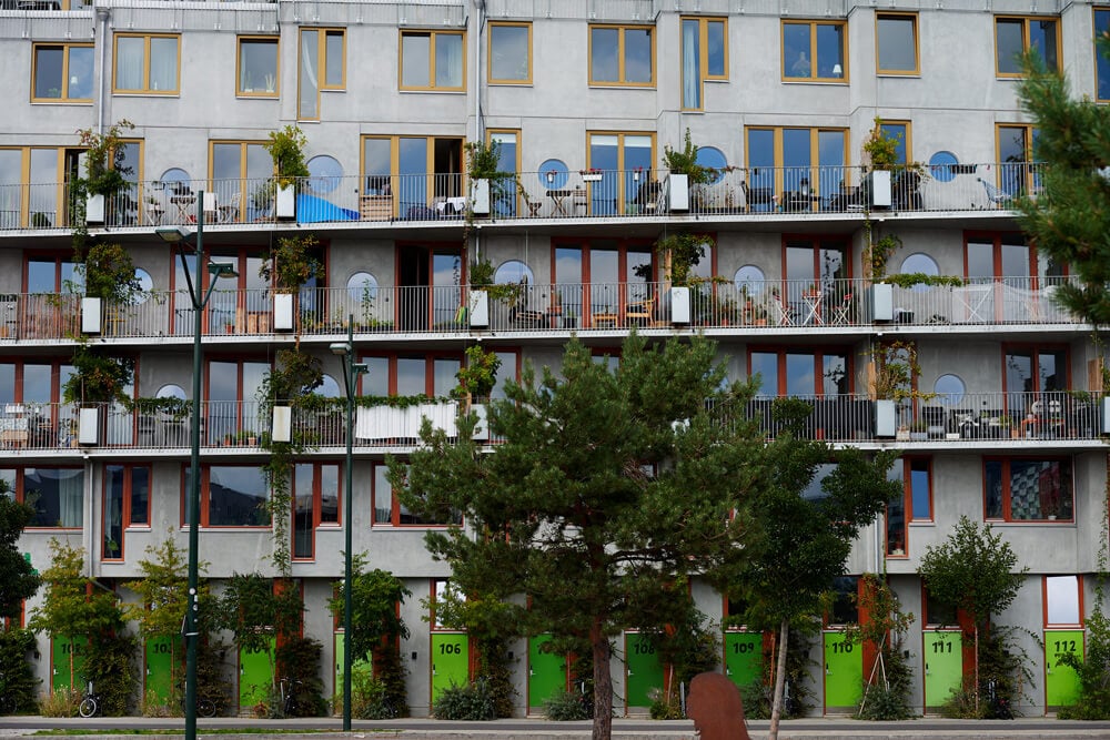 Exterior doors Slät 100 at bicycle hotel Ohboy in Malmö