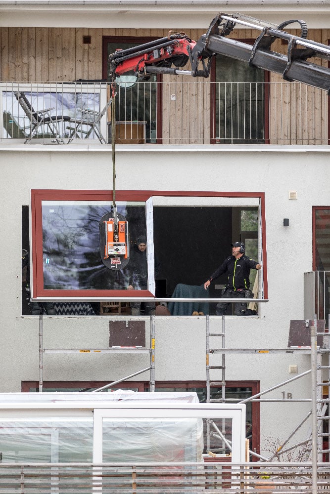 Installation of the shooting section with a crane truck