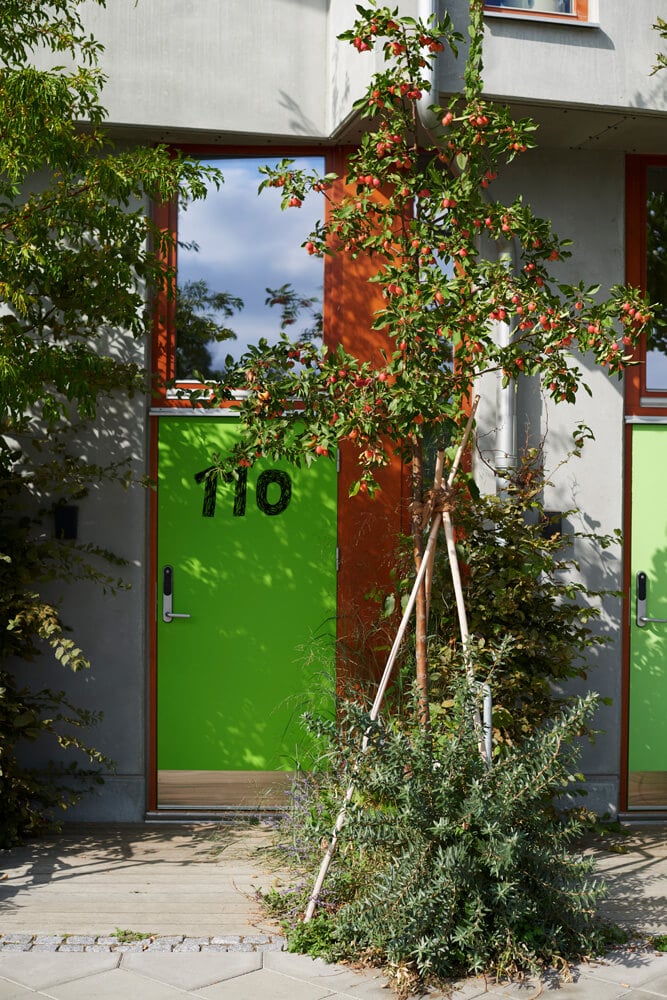 Ytterdörr Slät 100 med inåtgående träfönster som överljus på BRF Ohboy, Arkitekt: Hauschild & Siegel
