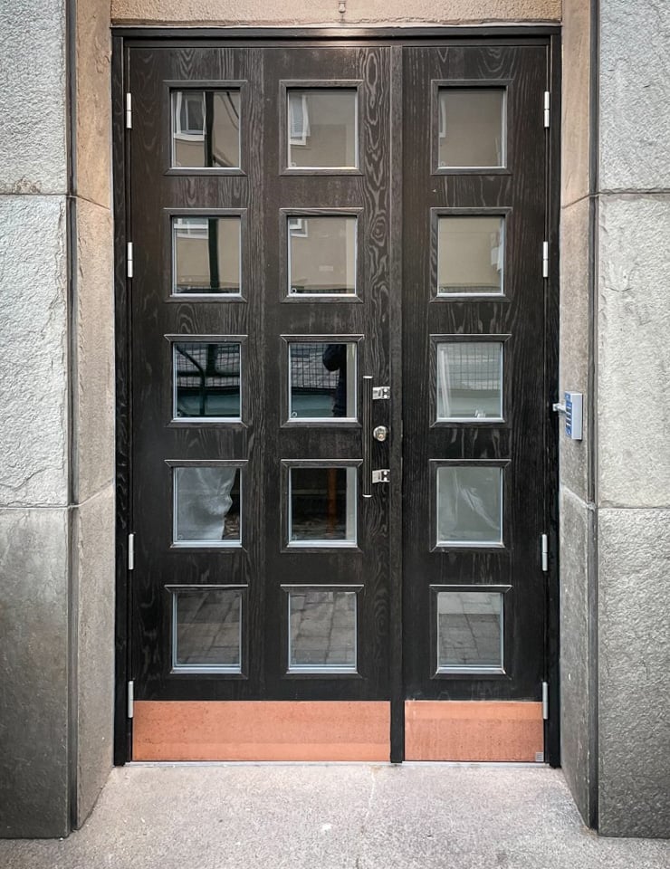 Entrédörr Ascot 388, tillägg: Material svart termobehandlad ek, dubbeldörr med asymmetrisk indelning
