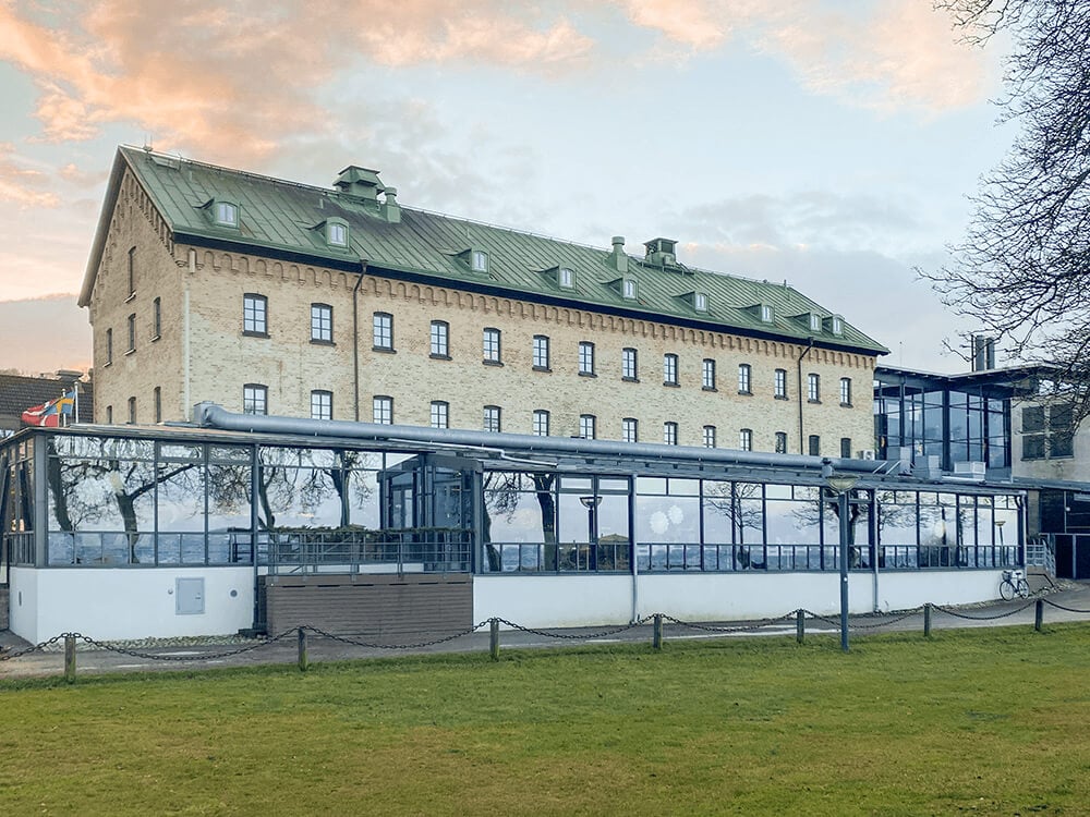 Äkta träfönster med putsspaltbeslag samt inåtgående fönster med smart dreh-kip ventilationsfunktion. 