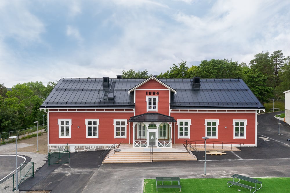 Klassiska träfönster från Ekstrands på Farstavikens skola i Ekedal 
