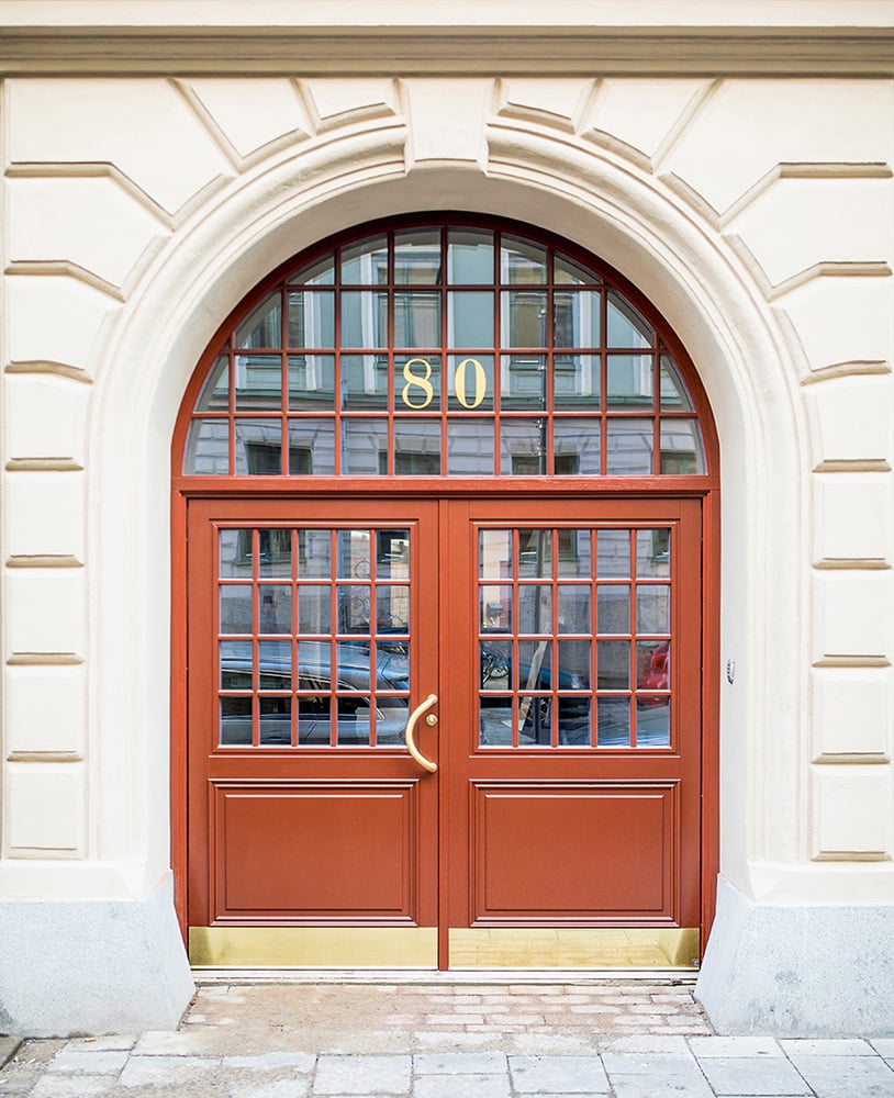 Entrance door in solid oak with real wooden astragals in transparent satin from Ekstrands