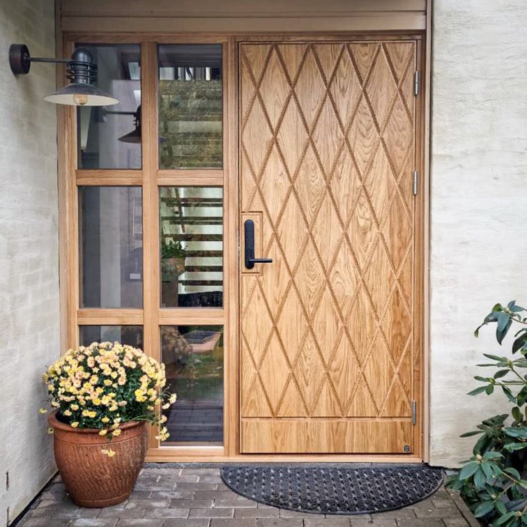 Front door Karlsborg 350 in oak with sidelights