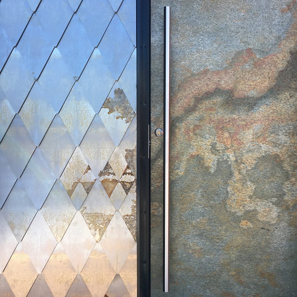 Detalje af hoveddøren Berg 160 Argent på Swedish Herring House
