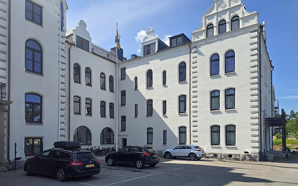 Large inward-opening windows with a straight profile at Grand Hotel Saltsjöbaden