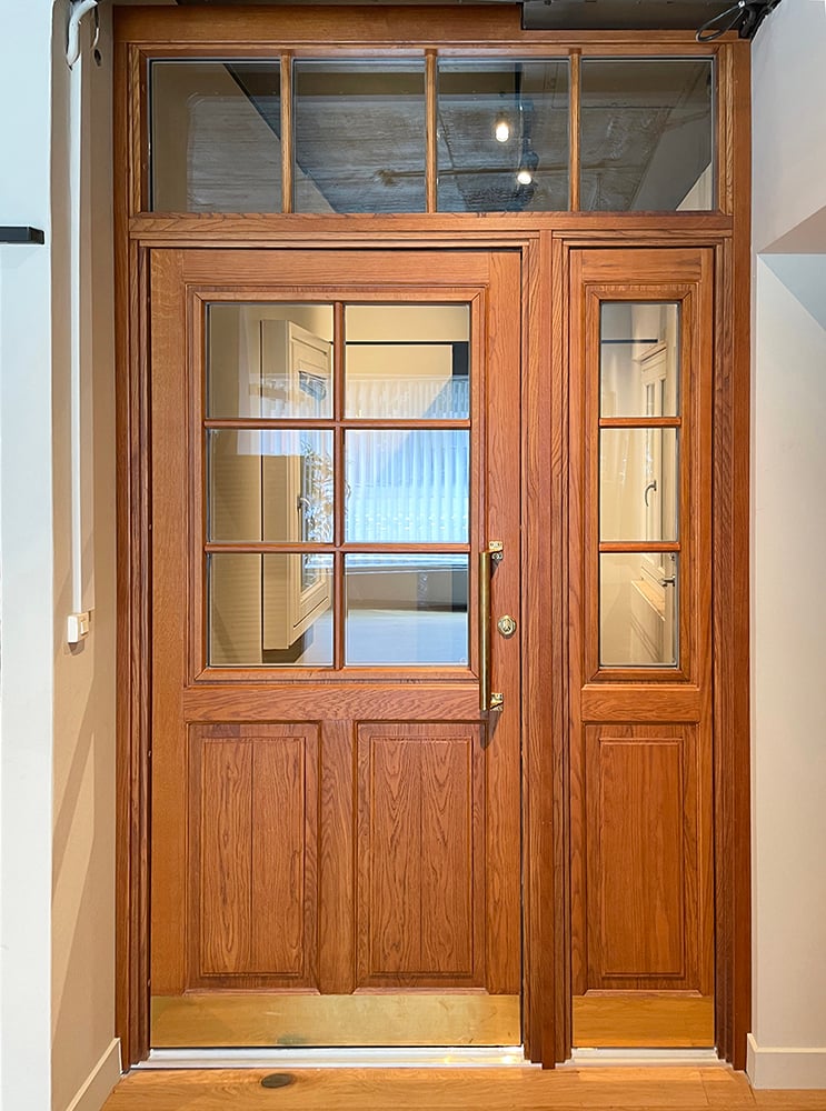 Entrance door in design Ascot 300 G01 SP2:1 in oak oil 428 with sidelights and transom light