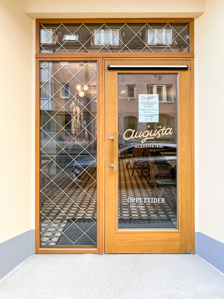 Entrance door from Ekstrands in oak with sidelights and transom light