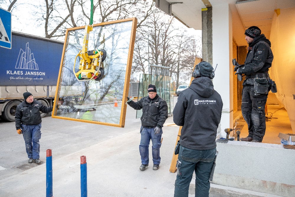 Adlerberthsgatan installation of fixed window