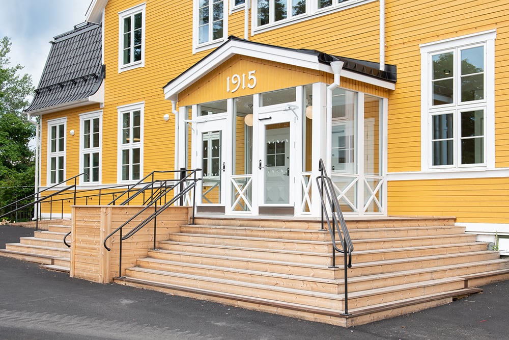 Klassiska träfönster från Ekstrands på Farstavikens skola i Ekedal 