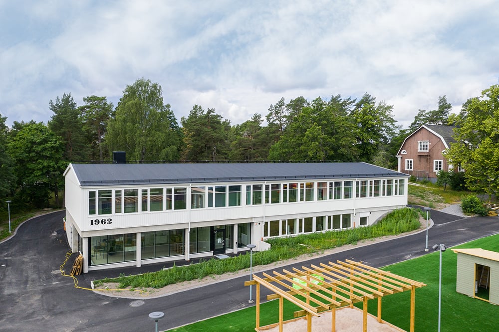 Klassiska träfönster från Ekstrands på Farstavikens skola i Ekedal