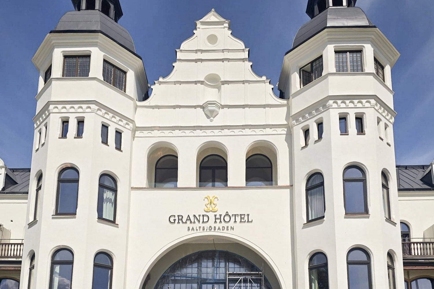 Large inward-opening windows with a straight profile at Grand Hotel Saltsjöbaden