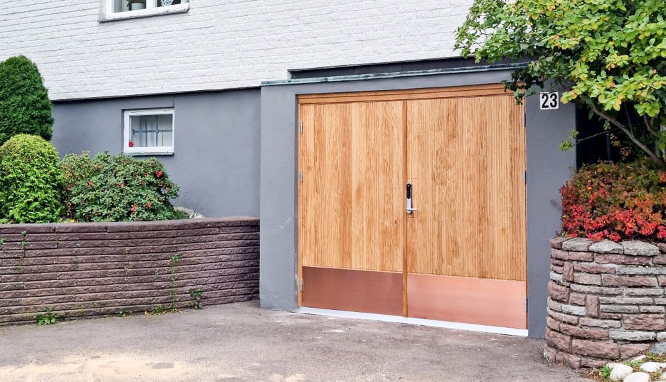Arild swing gate in oak with copper kick plate