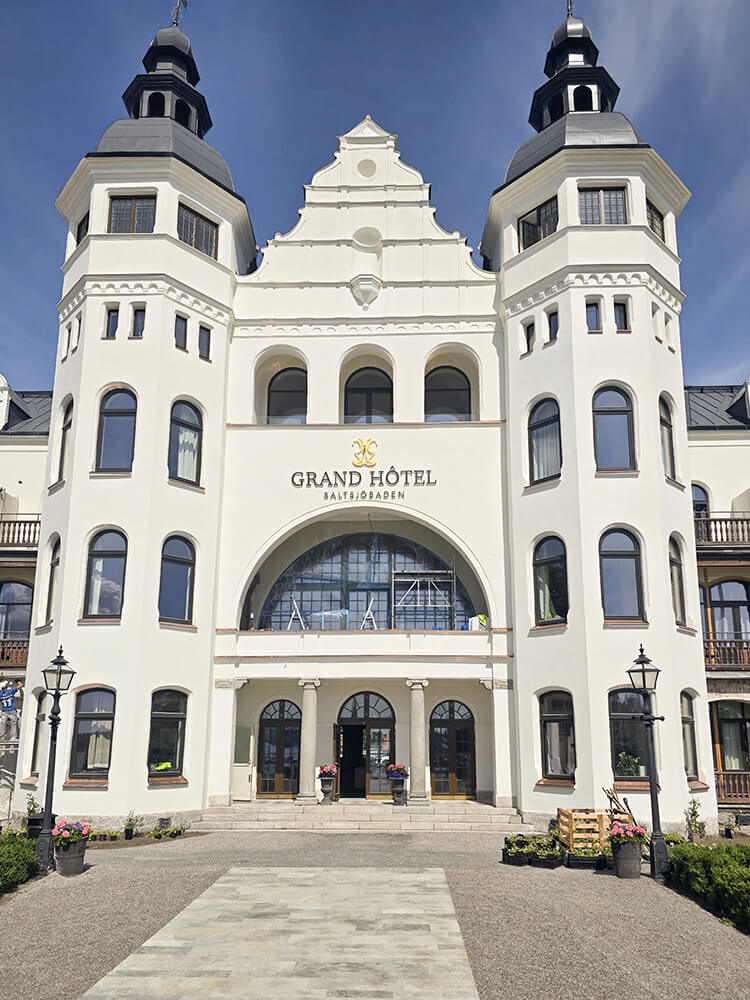 Stora inåtgående fönster med rak profil på Grand Hotel Saltsjöbaden