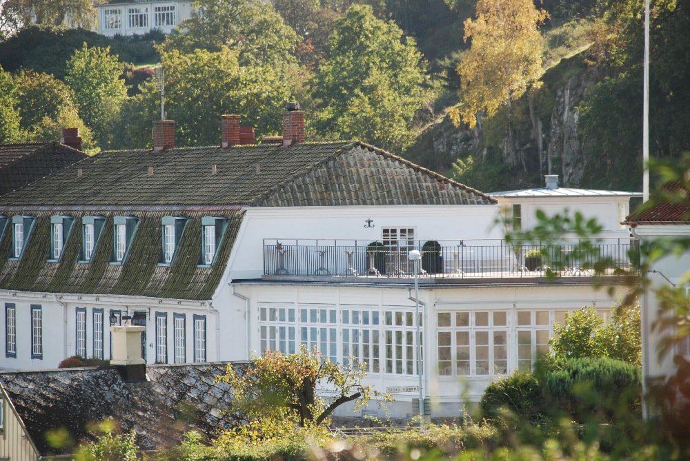 Träfönster Sverige104 med äkta wienerspröjs i trä från Ekstrands på Rusthållargården i Arild 