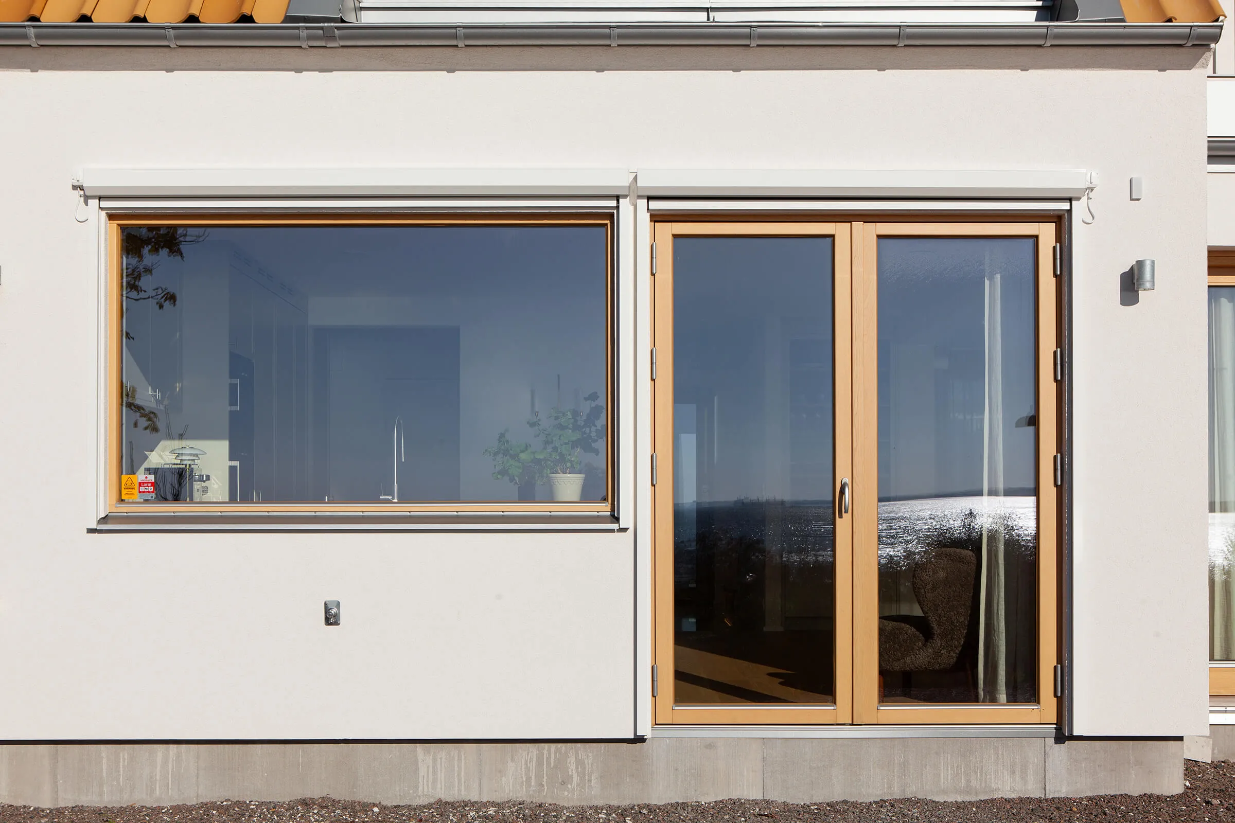 Terrassedøre og vinduer i eg med mat naturfarvet lasur.