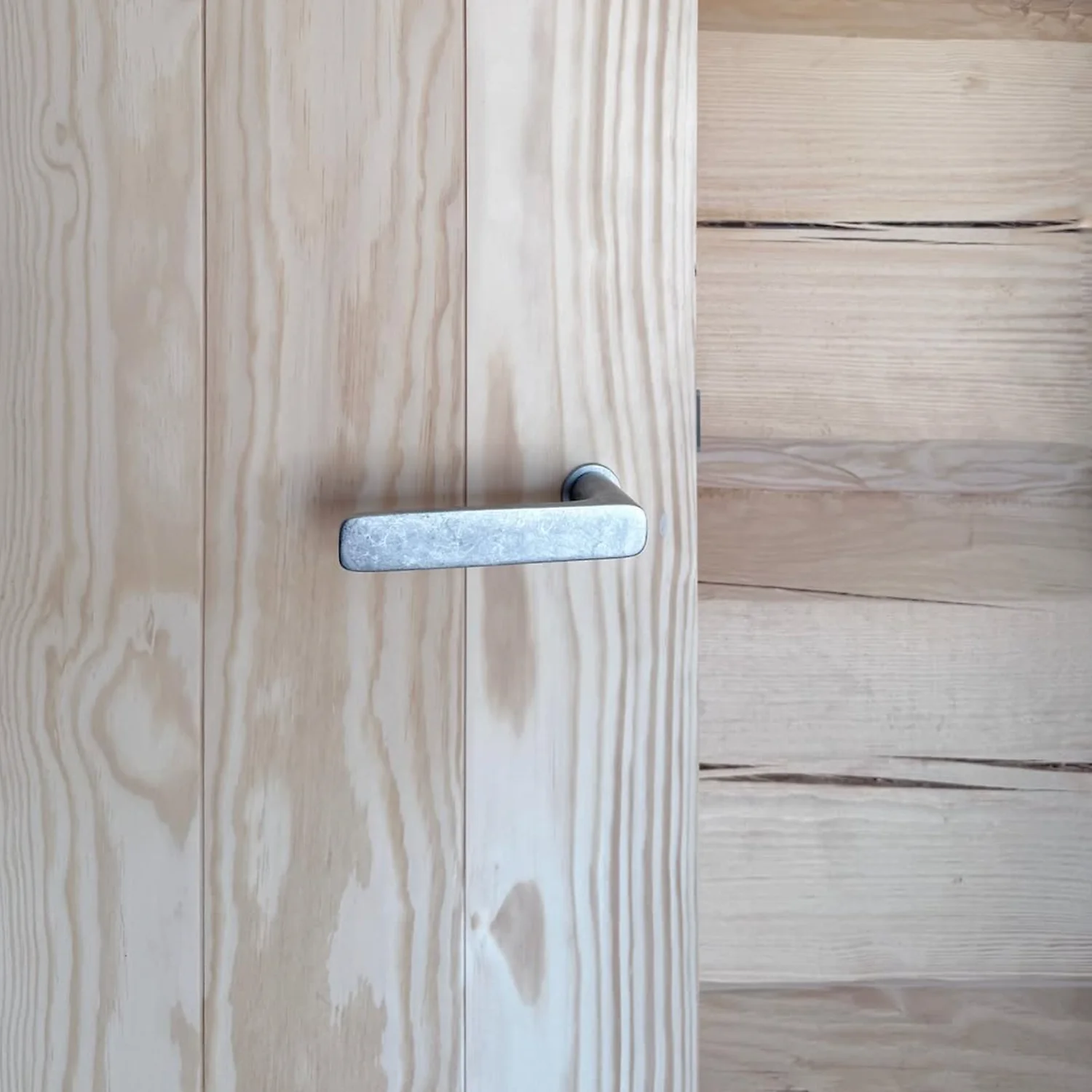 Innerdörr Plank S furu natur med handtag FSB 1289 plugin i alu pure. Tillval: Material furu natur, anpassad för plugin, endast fräst för handtag.