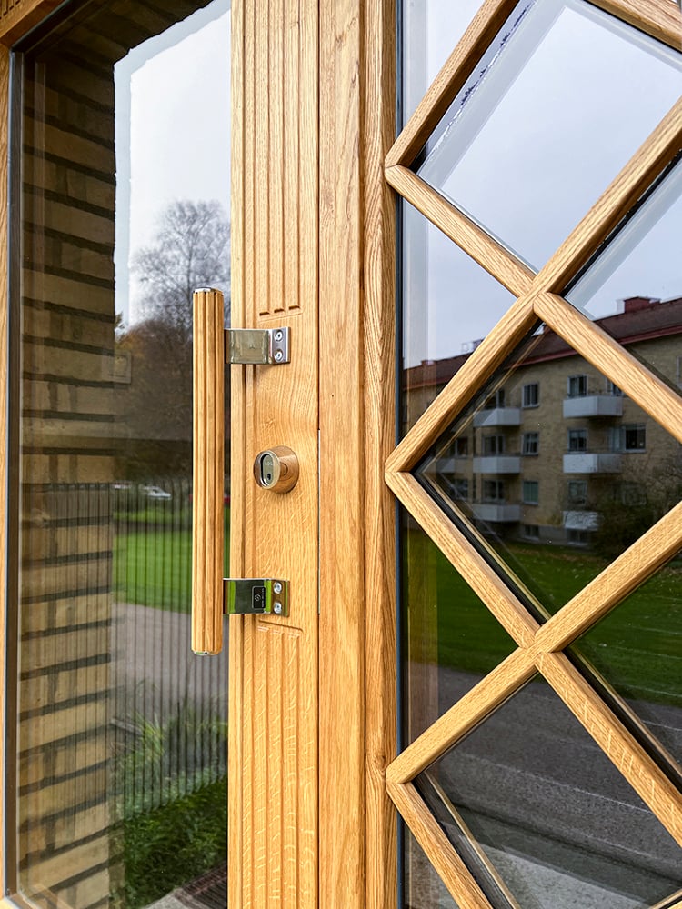 Entrance hall Arild 115S 1XLA in oiled oak and matching sidelights with cross astragals