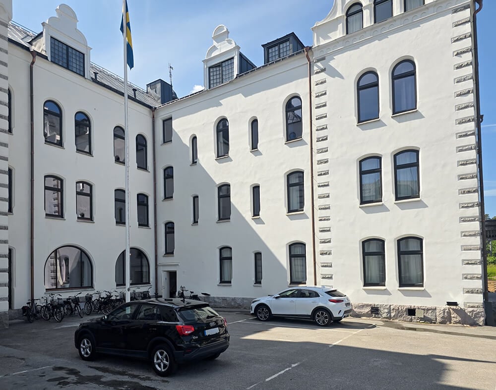 Large inward-opening windows with a straight profile at Grand Hotel Saltsjöbaden