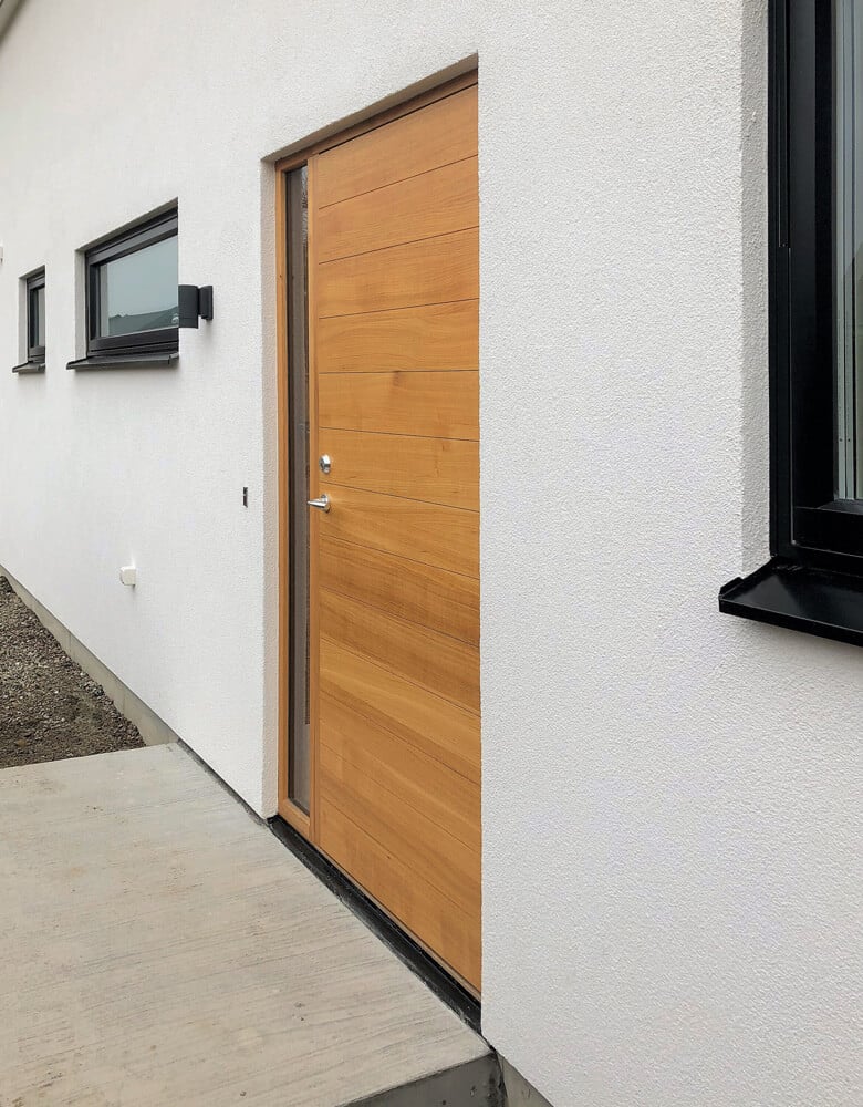 Ytterdörr Ek Panel bred H med sidoljus (bild: Dast Stenhus)