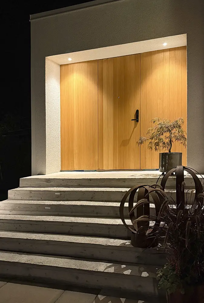 Yderdør Ek Panel i størrelse M10x24 med specialtilpassede vægpaneler. Øvrige tilvalg: skjulte hængsler, kighul. Foto: @villatermiten