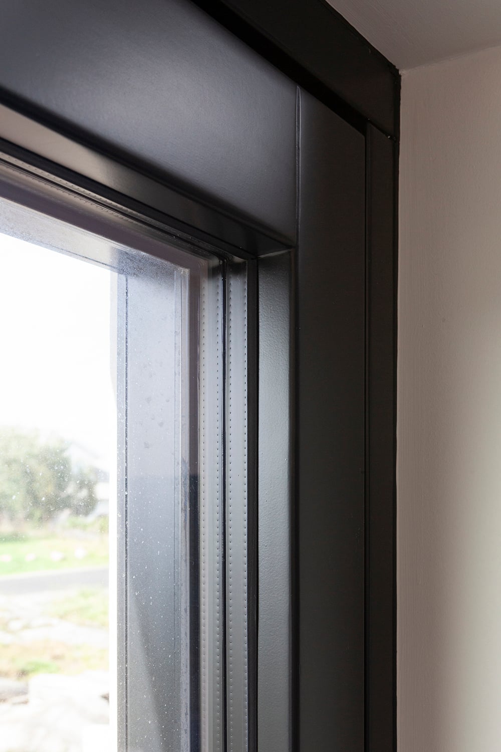 Detail of Ekstrands sliding window Panorama with high finish and color-matched glazing strip