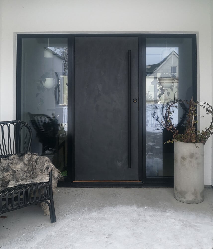 Ekstrands ytterdörr Berg 160 Noir med svart draghandtag D2R och dubbla sidoljus