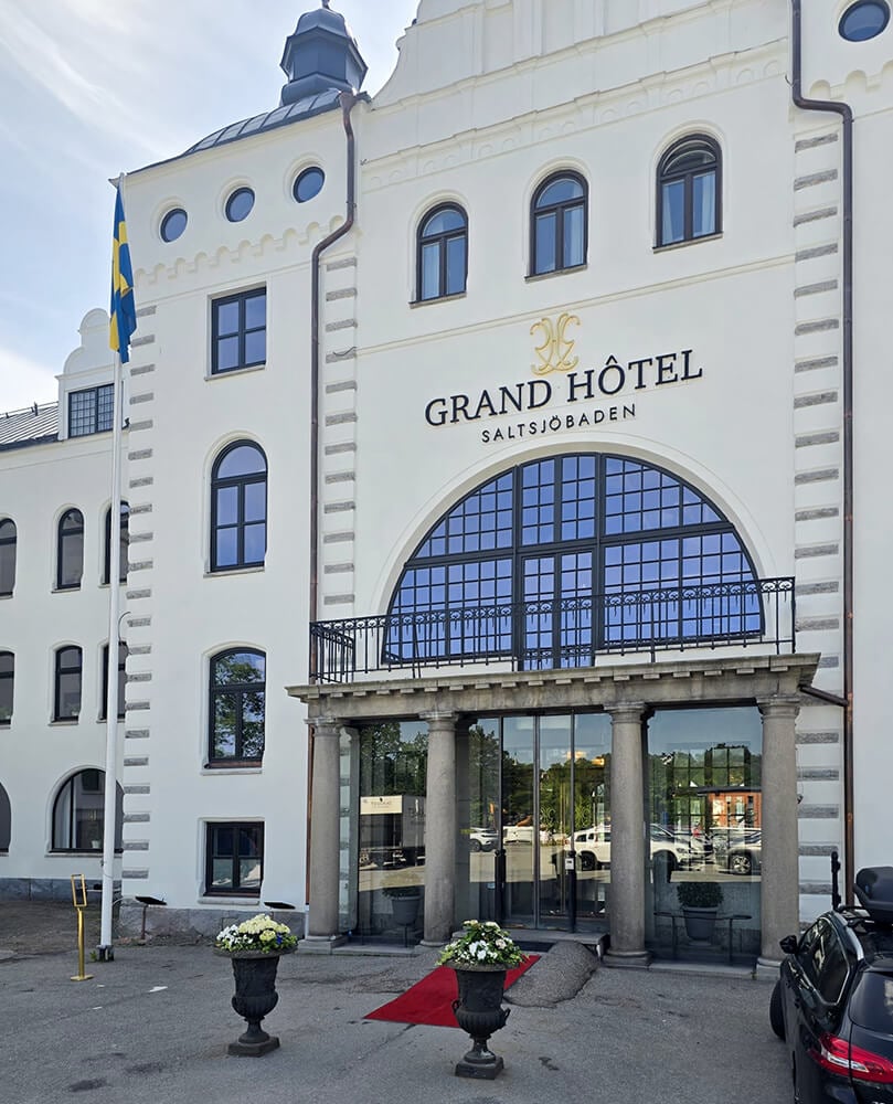 Large inward-opening windows with a straight profile at Grand Hotel Saltsjöbaden