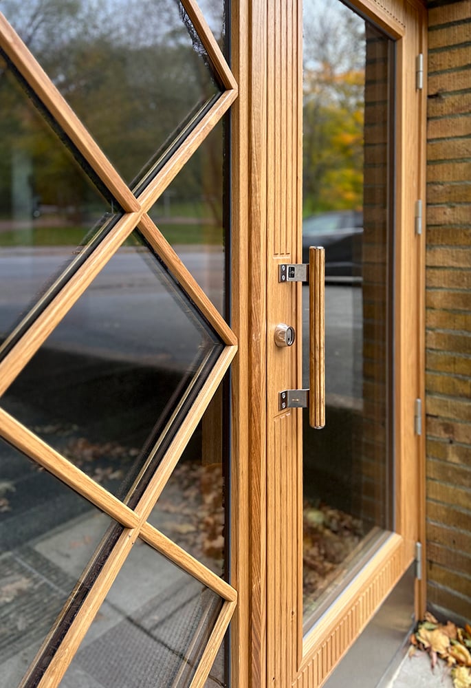 Entrance door Arild 115S 1XLA in oiled oak and matching sidelights with cross astragals