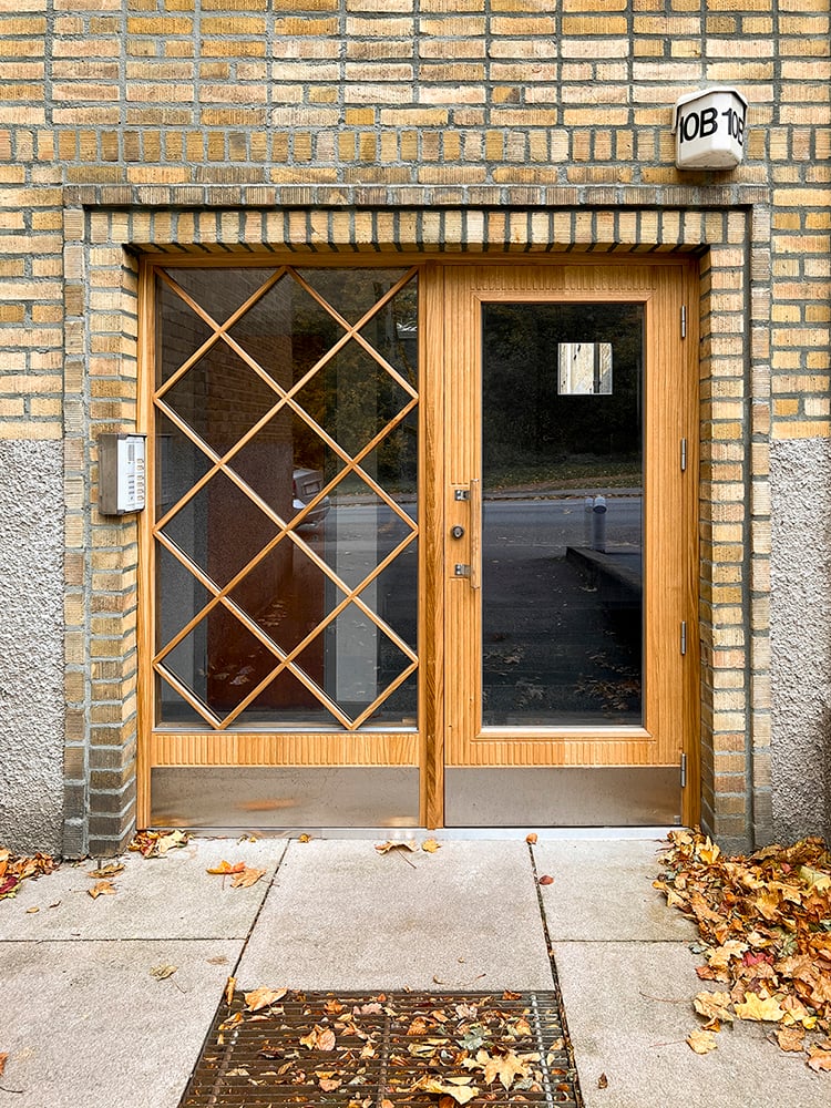 Entrance door Arild 115S 1XLA in oiled oak and matching sidelights with cross astragals