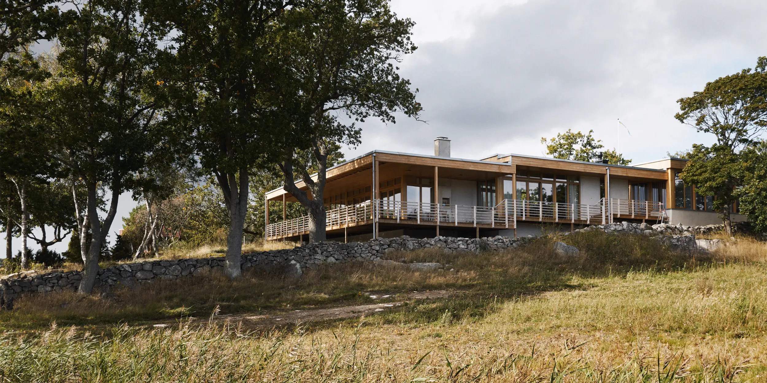 Egevinduer og skydedøre i villa Jordö