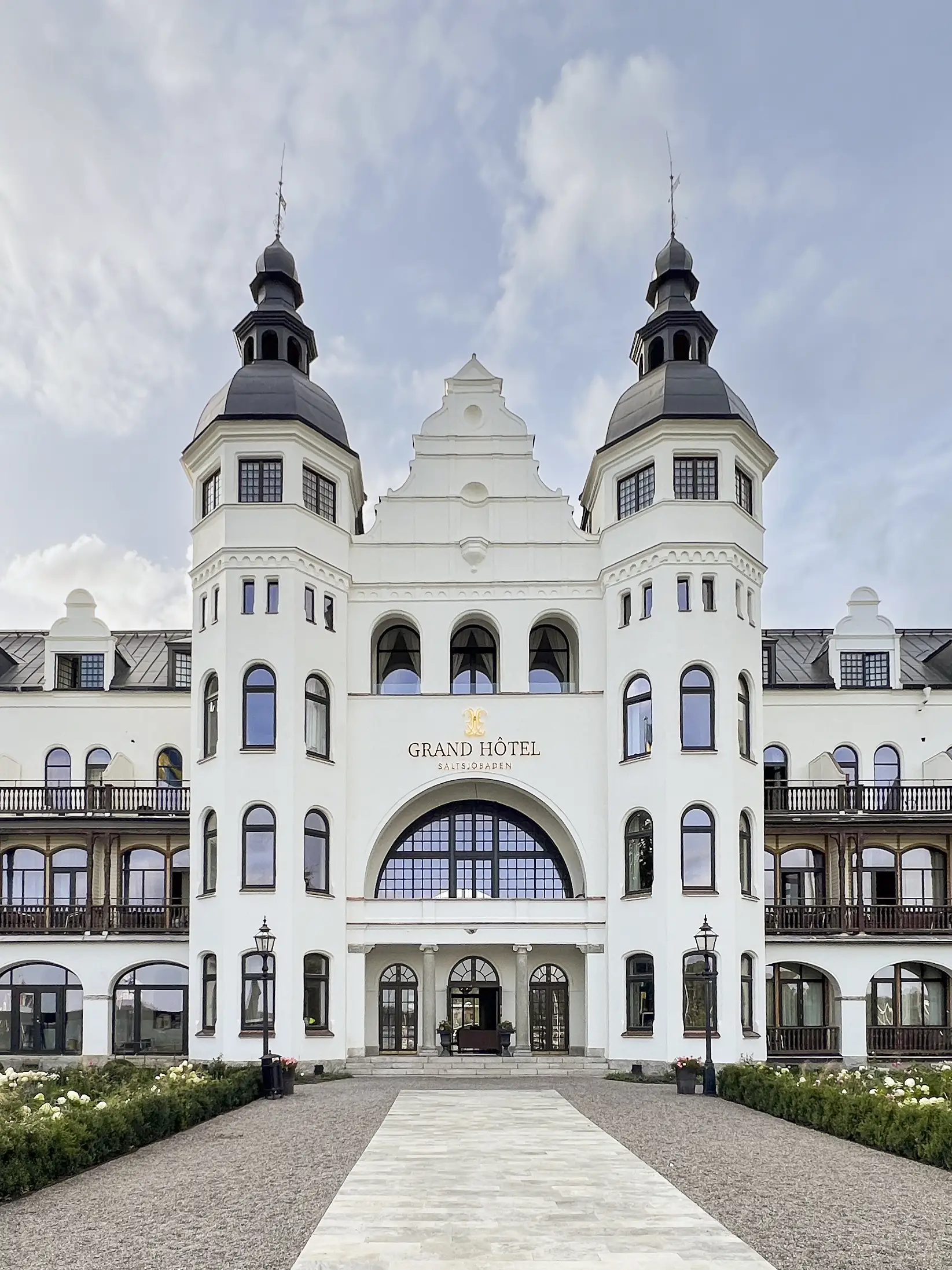 Stora inåtgående fönster med rak profil på Grand Hotel Saltsjöbaden