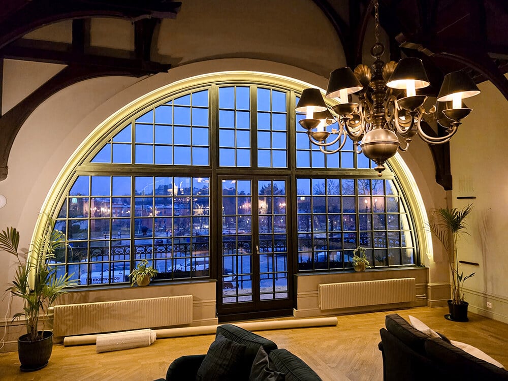 Large glass section with astragals