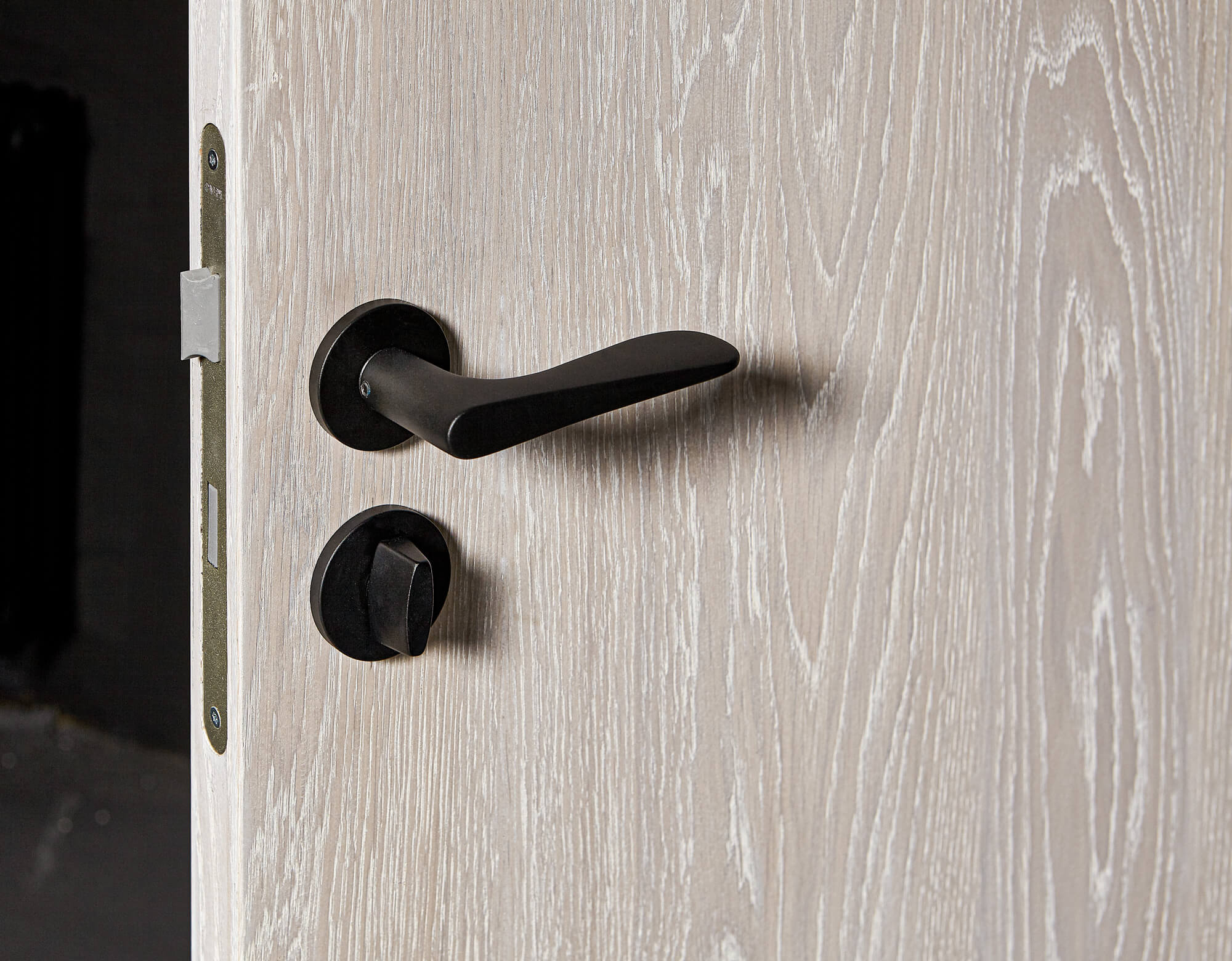 Interior doors in solid oak, white pigmented oil and designer handle FSB 1144