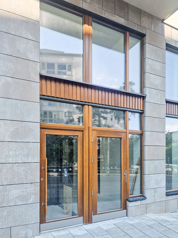 Entrance areas Slät GXXL and fixed windows in oak transparent stain