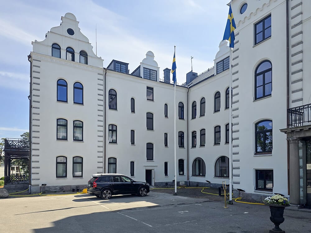 Large inward-opening windows with a straight profile at Grand Hotel Saltsjöbaden