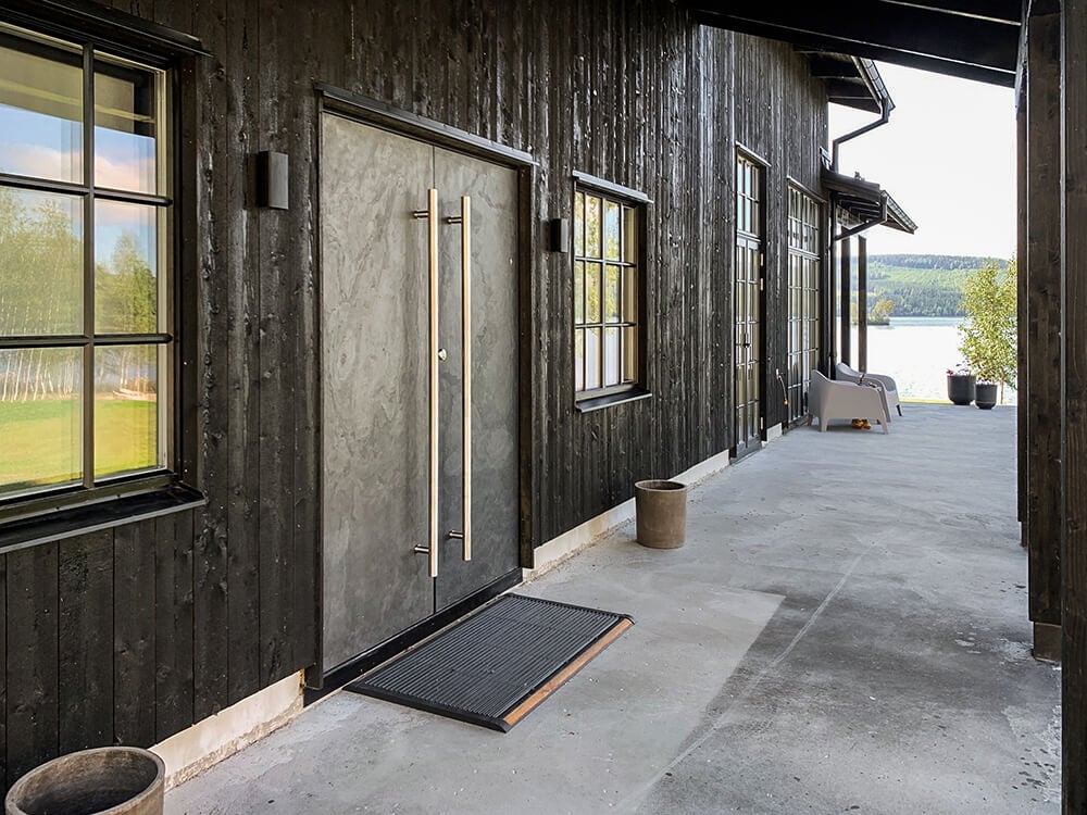 Ytterdörr Berg 160 Noir i pardörrsutförande med rostfritt draghandtag D2R och dolda gångjärn