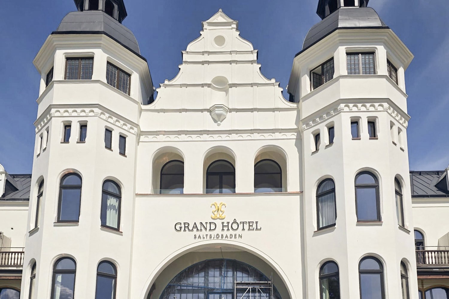 Large inward-opening windows with a straight profile at Grand Hotel Saltsjöbaden