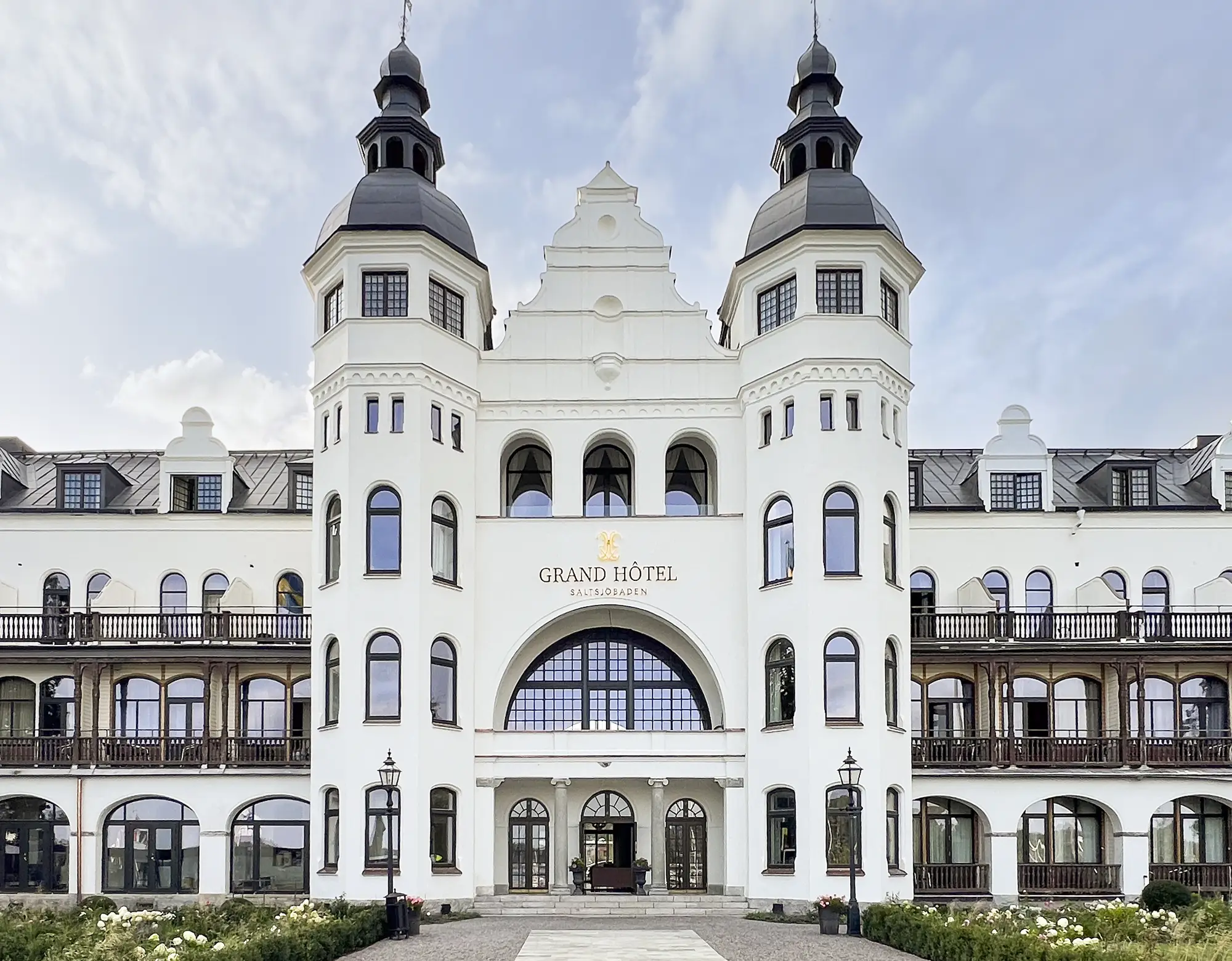 Stora inåtgående fönster med rak profil på Grand Hotel Saltsjöbaden