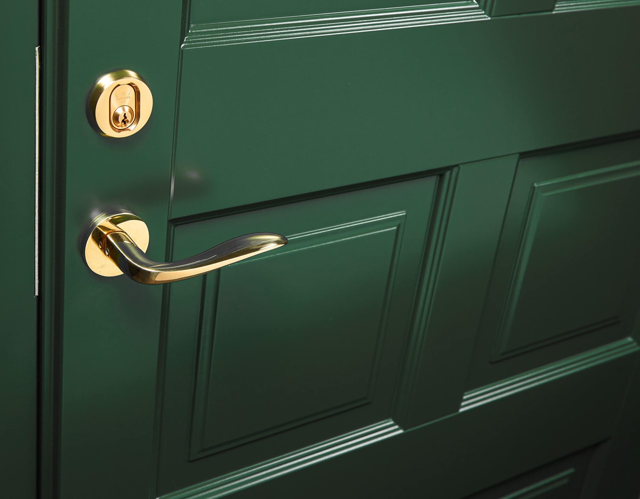 Klassiska dörrar, ytterdörr Ascot 308 i grönt med mässingshandtag