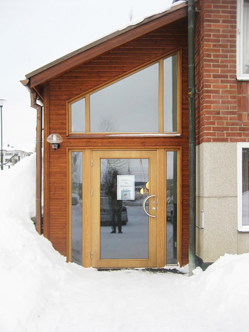 Entréparti och överstycke med brutna vinklar från Ekstrands på Församlingsgården Svenska Kyrkan Östersund