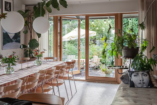 Utåtgående parfönsterdörr i ek lasyr
