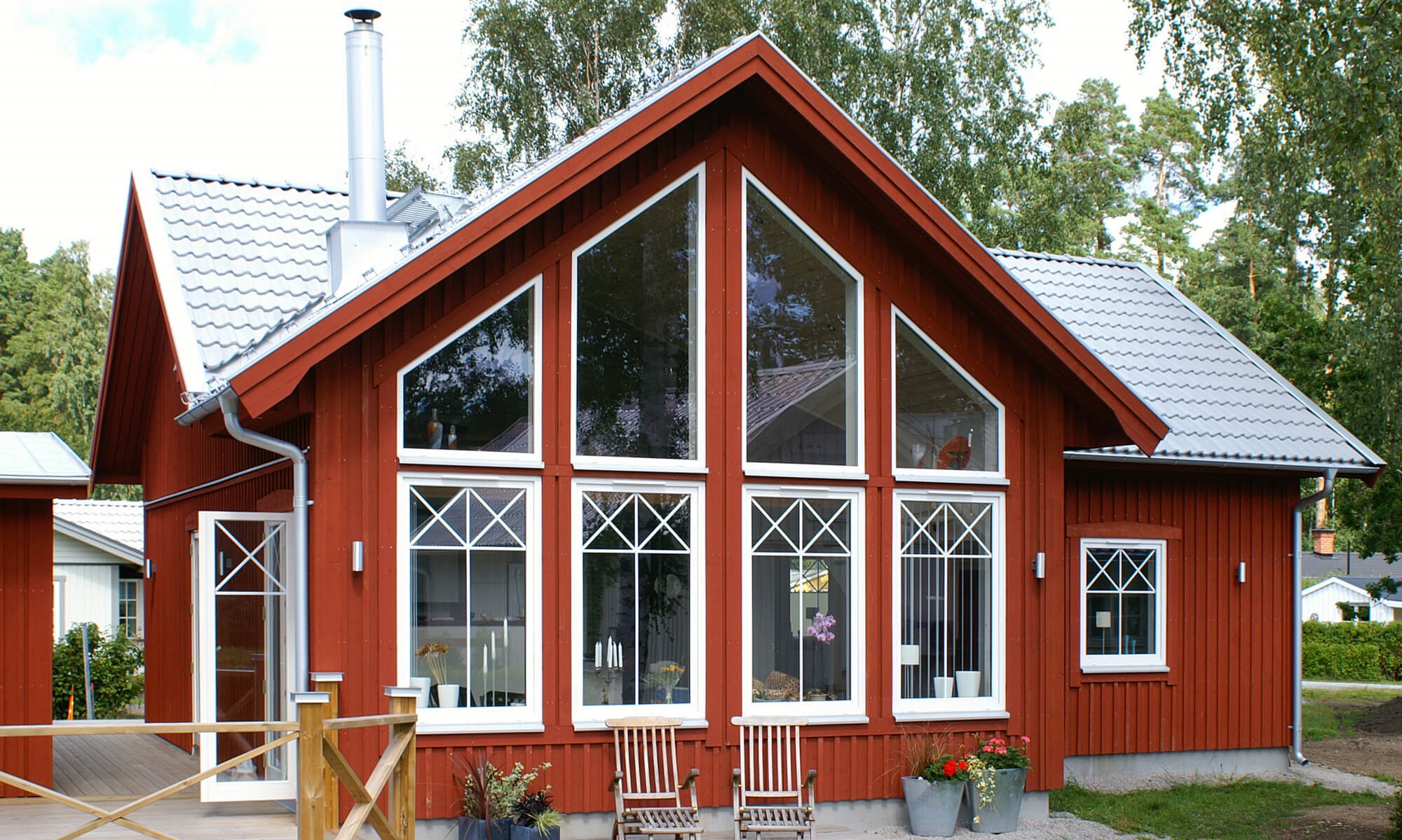 Fönster i fria former med brutna vinklar och spröjs
