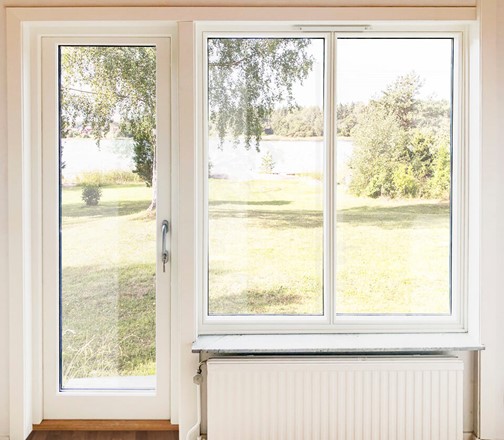Ekstrands S104 trä/aluminium fönsterdörr och fast fönster sett från insidan