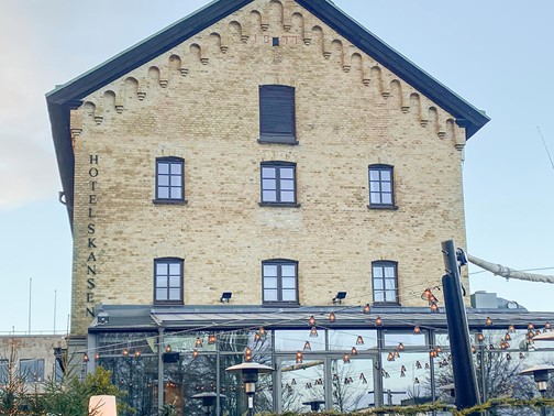 Äkta träfönster med putsspaltbeslag 
