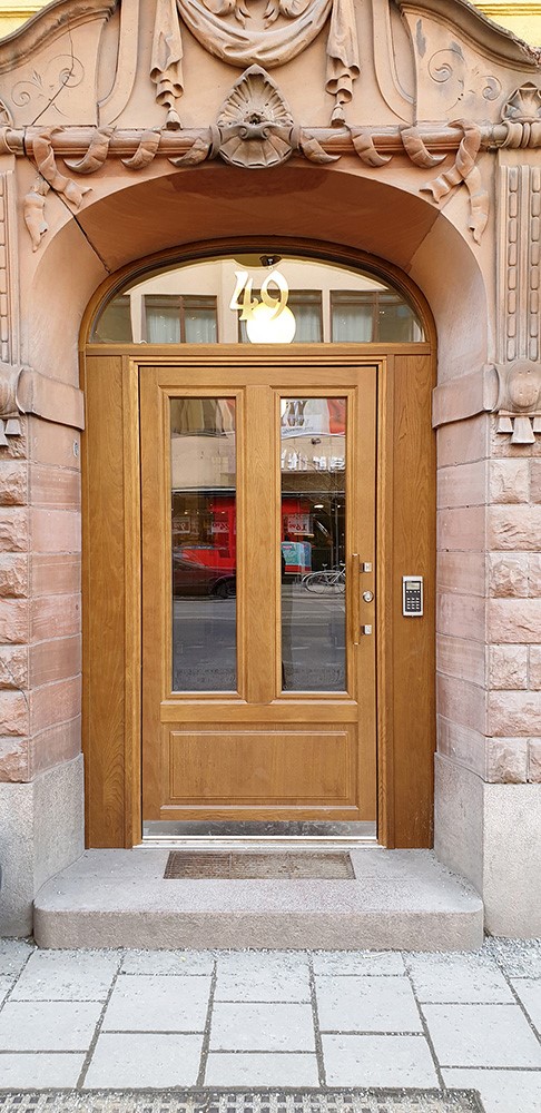 Klassisk entreport med omfattning och svängt överljus i massiv ek från Ekstrands. Entrepartier efter kundens önskemål