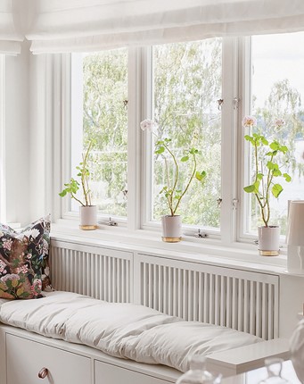 Klassiska utåtgående svenska träfönster med fönsterhakar